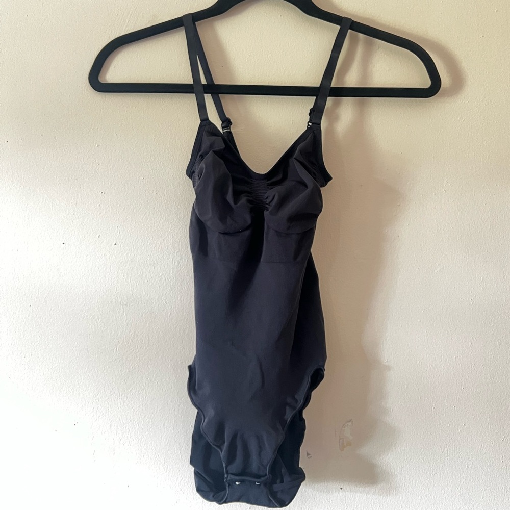 Skims Kardashian sculpting bodysuit in black onyx in L/ XL (medium fit) w snaps